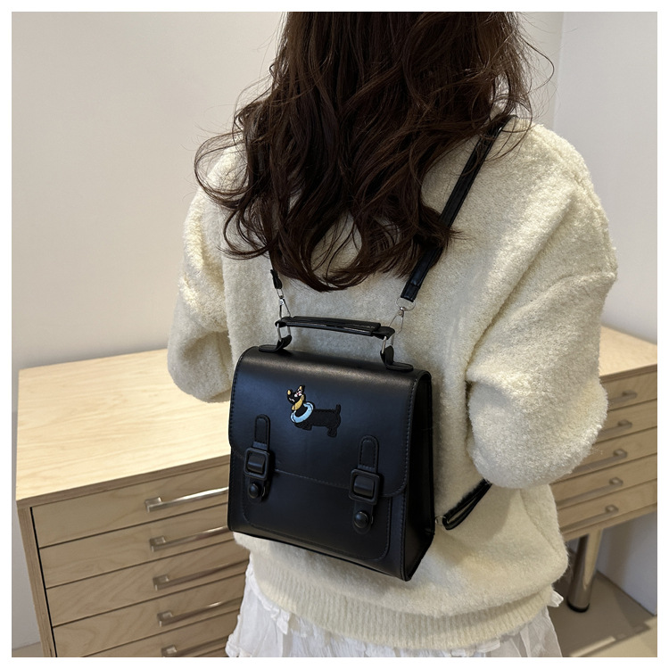 This is a new retro commuting backpack for the autumn of 2024, featuring a casual color contrast and a niche design. It is a small square single-shoulder hand-carry bag undefined