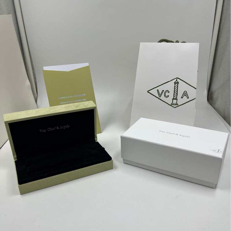 Van Cleef & Arpels Four-Leaf Clover Bracelet Necklace Bracelet Ring Jewelry Classy Packaging Gift Box Ten-Flower Sweater Chain Packaging Van Cleef & Arpels Four-Leaf Clover Bracelet Necklace Bracelet Ring Jewelry Classy Packaging Gift Box Ten-Flower Sweater Chain Packaging