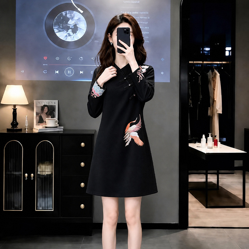 New Chinese-style national fashion dress for women, spring and autumn, French retro design, unique and elegant black sweatshirt dress for petite women
