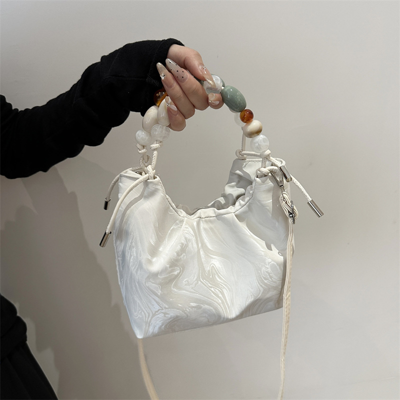 Nueva bolsa de estilo chino para mujeres 2024, nuevo verano, bolso de mochila de estilo exterior, bolso de cubo portátil super caliente.