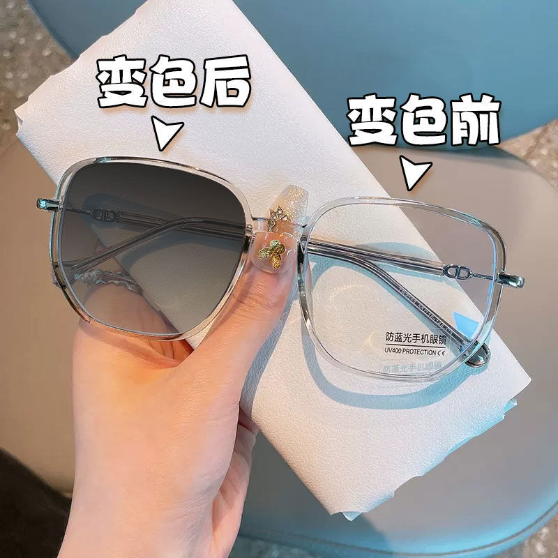 Gafas de presbiterias que cambian de color ultraligeras para mujeres de mediana edad y ancianas, versión coreana blanca de todo fósforo sin maquillaje, marco de ojo de marco grande suave y de cara alta