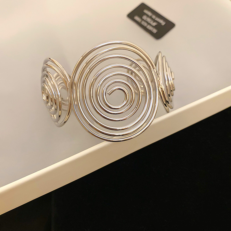 Pulsera de onda de metal transfronteriza europea y americana, pulsera de alta gama de moda de nicho, estilo ins, joyería de temperamento de lujo ligero al por mayor