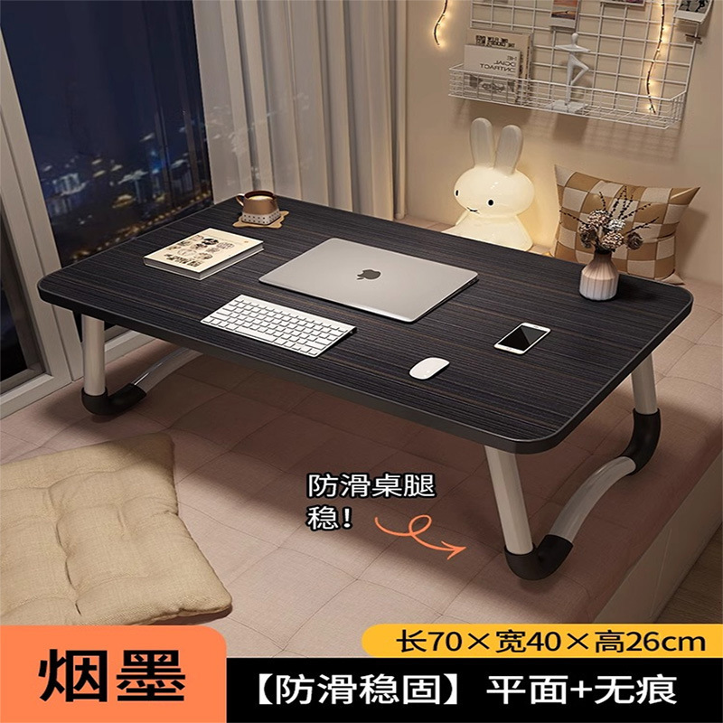 家庭用のノートパソコンの机が窓をはねています。|undefined