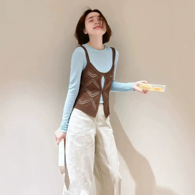 Blue simple base shirt and brown slim-fit knitted camisole two-piece set for women, extremely stylish top for autumn 2026
