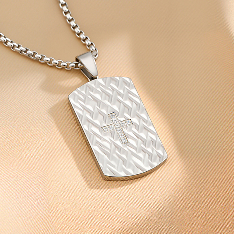Collar de acero de titanio de todo fósforo con personalidad de moda, cruz corrugada oblicua femenina, collar de etiqueta de diamantes europeos y americanos, joyería de lujo ligera