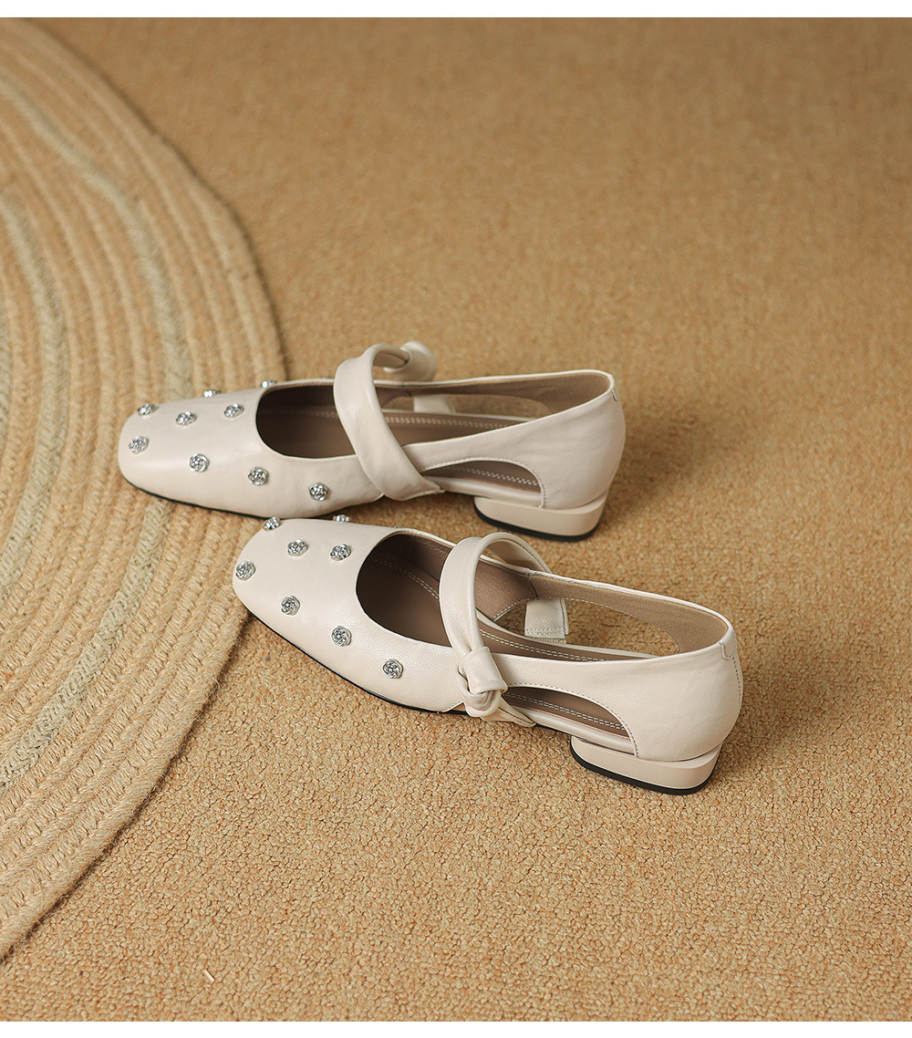 Sandal nữ da cừu đinh tán hoa rỗng mũi tròn kiểu ballet quai ngang đế bệt — đen chi tiết 20