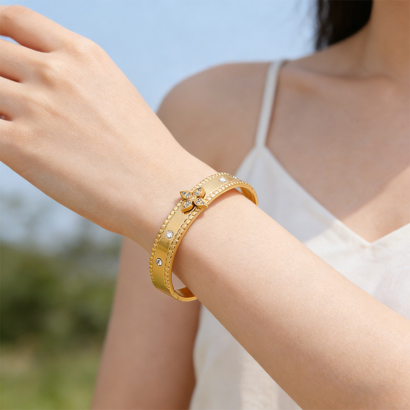 Brazalete de acero inoxidable de cuatro hojas de flores de diamantes de lujo ligero flores no se desvanecen pétalos pareja joyas de brazalete de acero de titanio image 3
