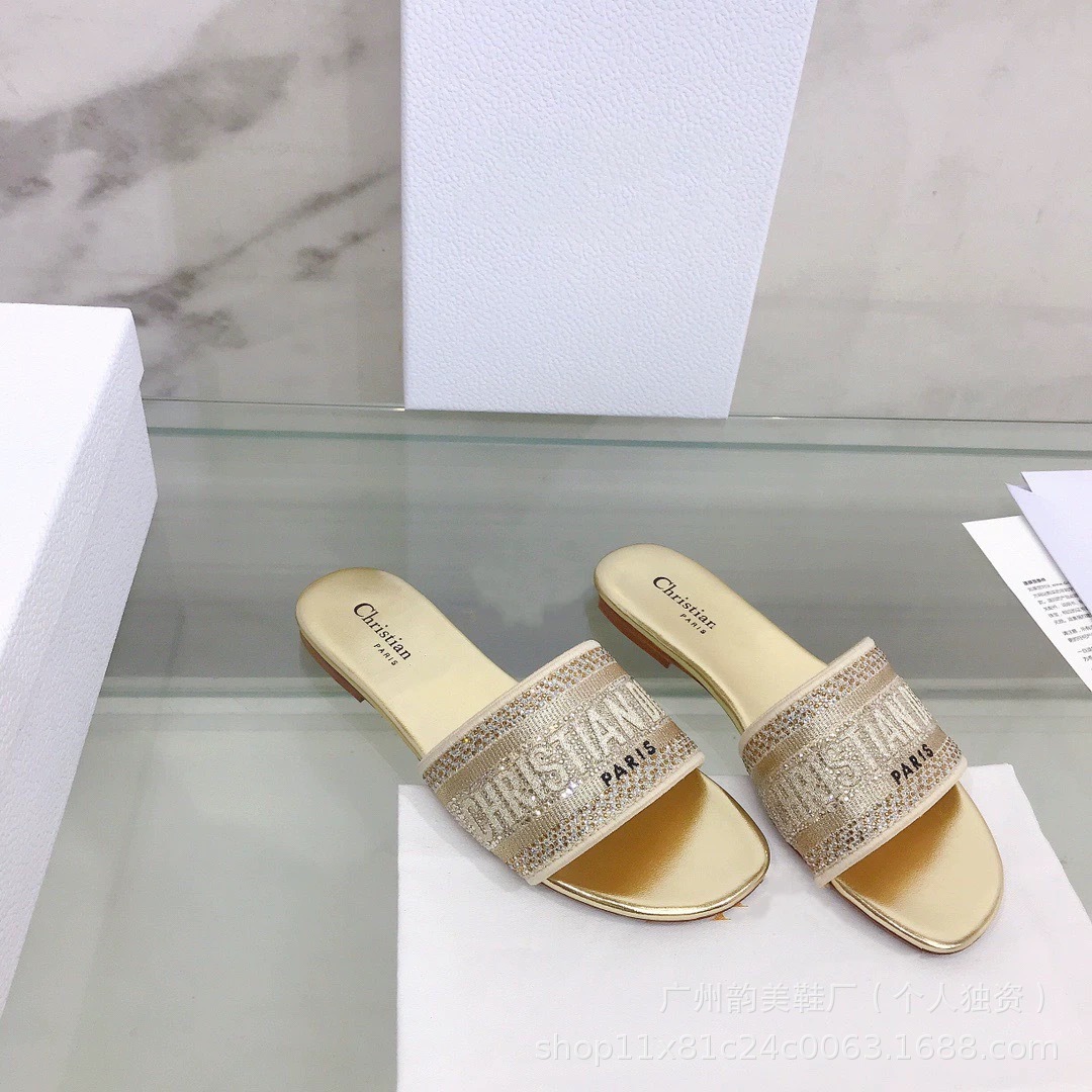 2025 verano D casa pantuflas bordadas mujeres que usan ropa exterior celebridad de Internet playa piel de oveja con zapatillas de diamantes de imitación de tacón medio mujeres