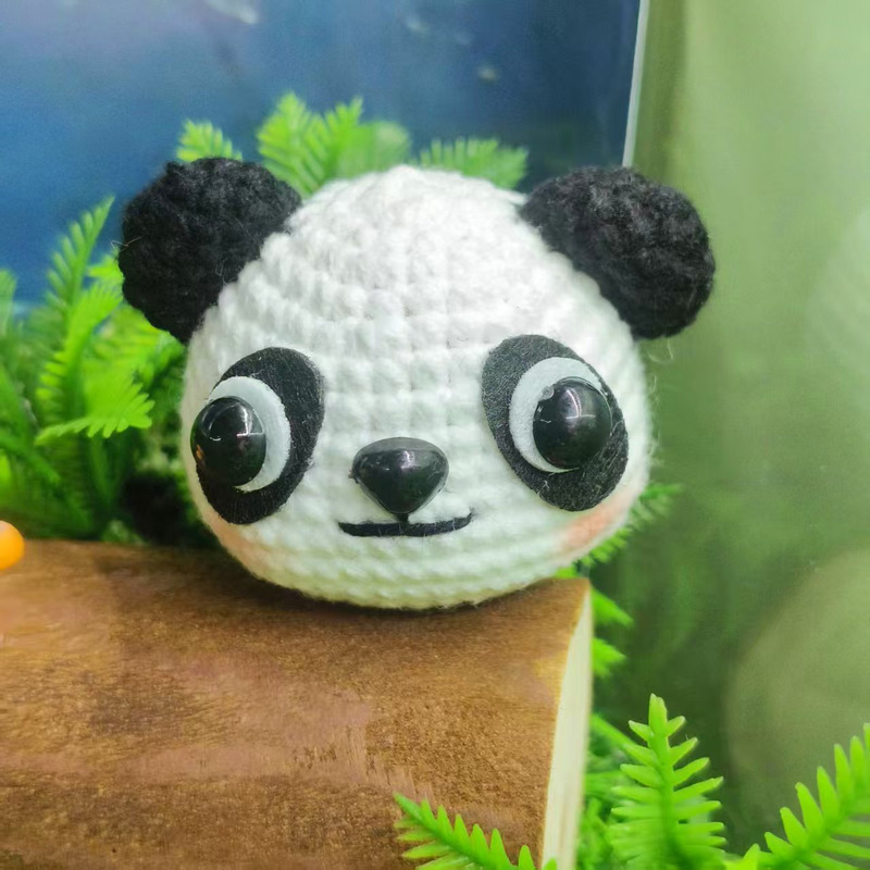 手作りの毛糸編みさくらんぼ車センチのキーホルダーにかわいい果物のストラップを掛けます。|undefined