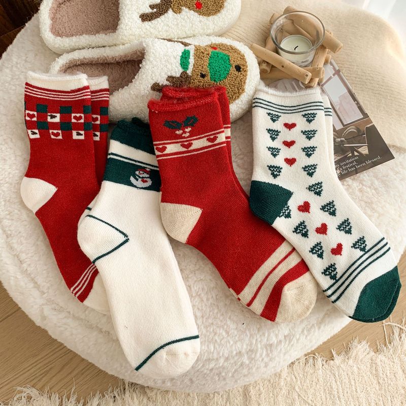 秋冬の靴下の女性の毛輪のクリスマスの靴下のクリスマスの要素は毛の保温の靴下の雪だるまのクリスマスツリーの中で靴下を持ちます。|undefined