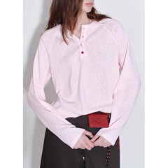休闲肌理感雪花棉亮色扣点缀插肩袖亨利领长袖t恤女秋季