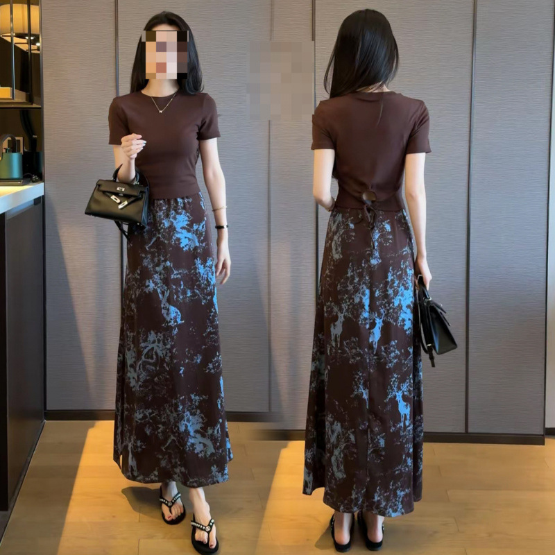 New summer style, chic and slimming short-sleeved T-shirt and floral skirt set for women, perfect for a youthful look.