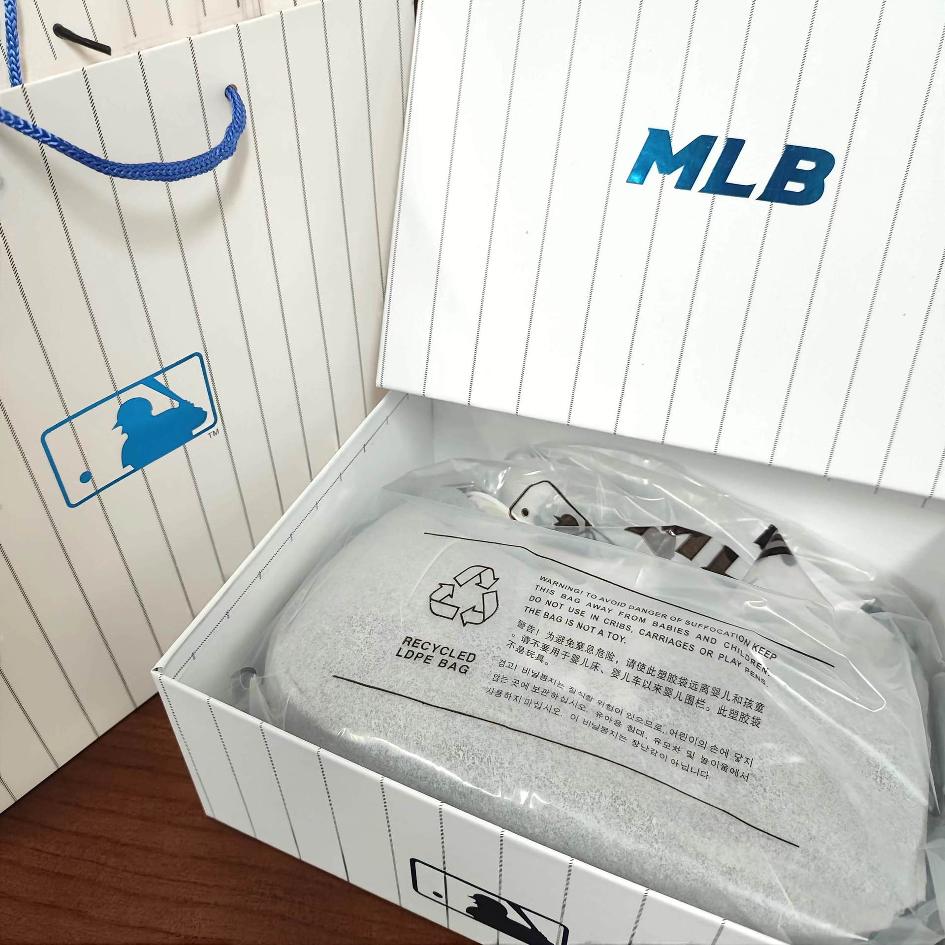 Black+gift box gift bag