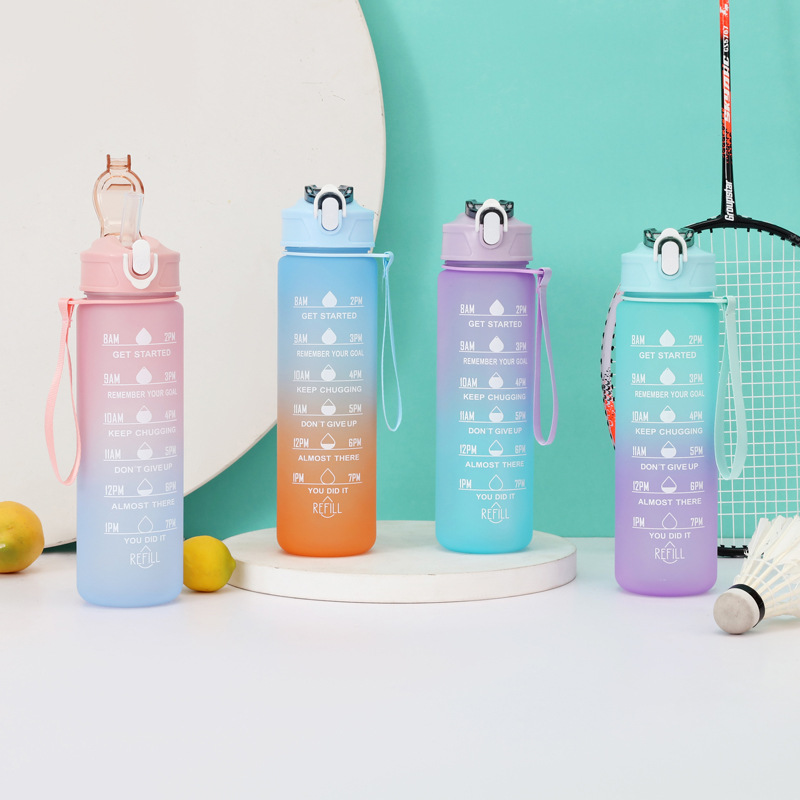 En stock transfronterizo Amazon cubierta de taza mediana Copa con cuerda de mano taza de plástico con paja Red de verano creativo rojo caldera de Venta caliente