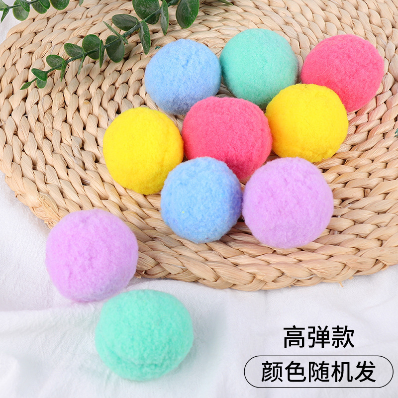 Одинокий плюшевый мяч