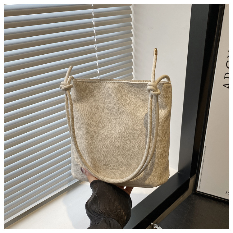 Solid-color simple single-shoulder casual. This year, the retro large-capacity 2024 new autumn crossbody bucket bag for women is in vogue undefined