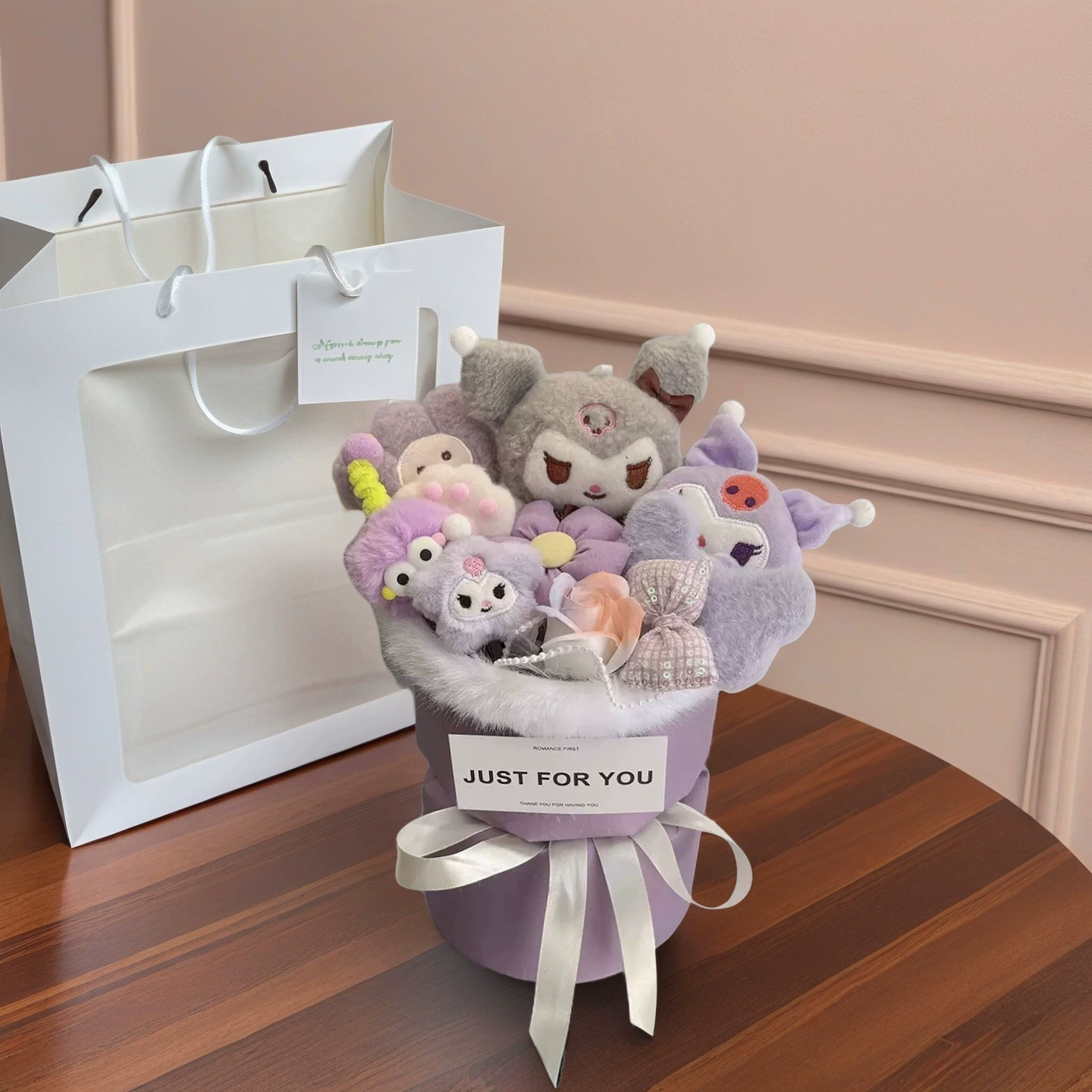 Плюшевый букет Hello Kitty, 30×22×35 см, с LED‑подсветкой, подарочным пакетом и открыткой