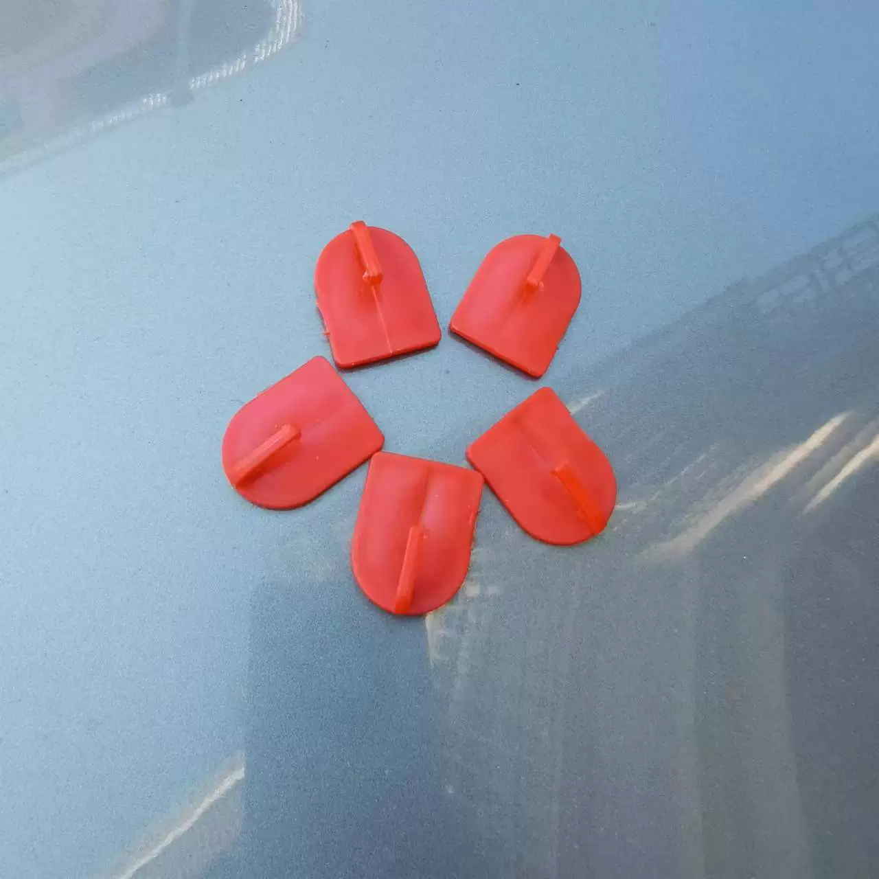 Праздничные аксессуары для украшения крючка поставки красный пластиковый маленький крючок подшипник 2 кг 55 красный липкий крючок Оптовая Продажа с фабрики