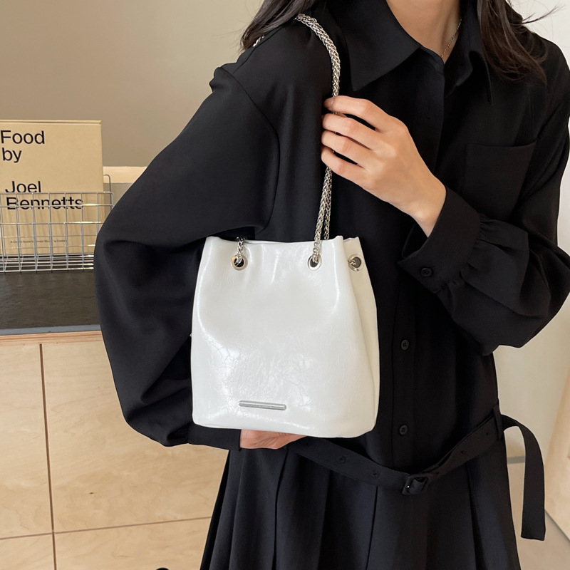 Bolso de cubo de textura transfronteriza 2025 verano nuevo bolso femenino bolso de hombro simple con explosión bolso de mensajero de cadena de moda