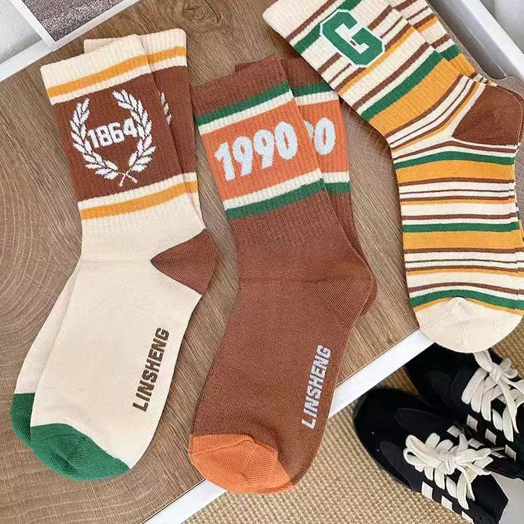 Calcetines retro americanos Calcetines de cuatro estaciones Calcetines de tubo a rayas Color de contraste Escuela británica Estilo Mori Calcetines con letras Pareja