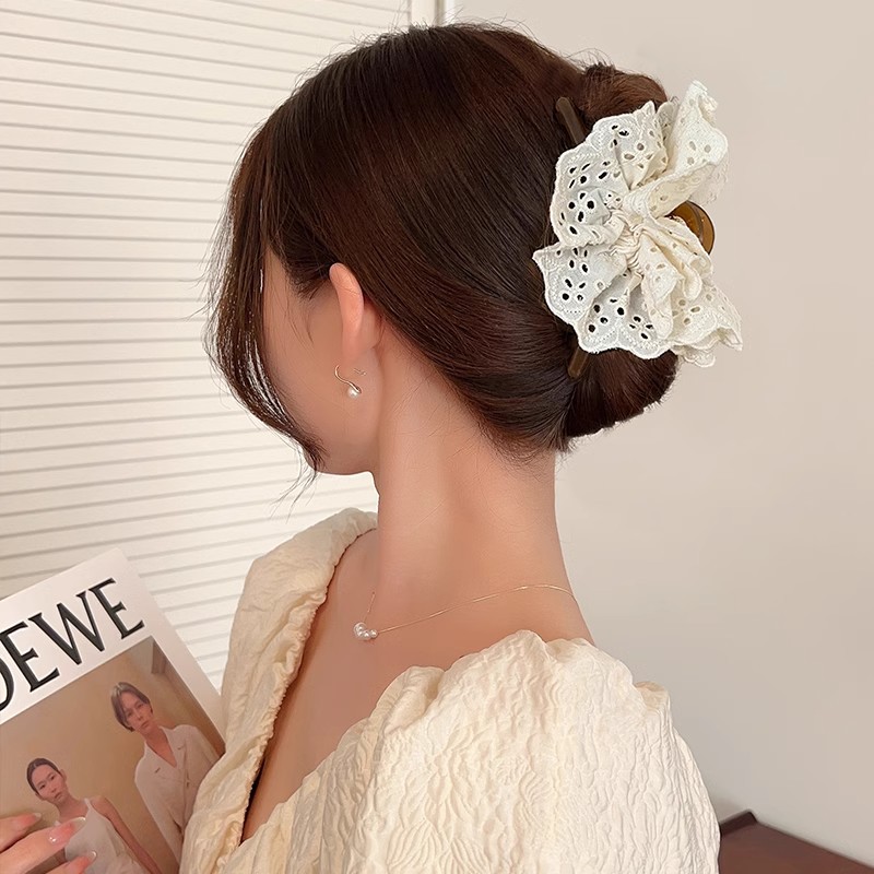 Francia retro encaje cabeza flores agarrar clip mujeres 2025 nuevo clip de cabello elegante temperamento tiburón clip de cabello