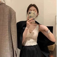 純欲美背レースのストラップと胸パッド付きの白いインナーベストの女性は、夏の外に隠れたミルクを着ています。