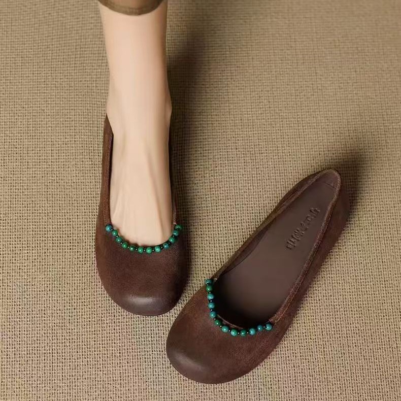 2026 primavera zapatos de cuero suave de talón bajo con cuentas superficiales zapatos de mujer cabeza redonda plana retro estilo nacional zapatos de abuela