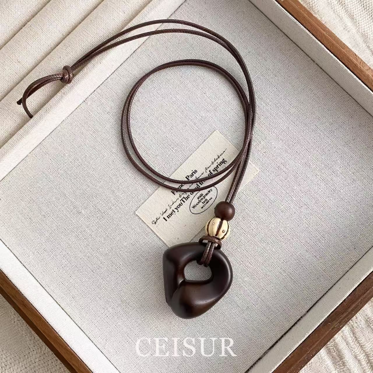 Vintage Autumn-Winter Coffee-Colored Geometric Resin Pendant Necklace, Light Luxury High-End Sweater Chain, Fashionable and Unique Women's Accessory
