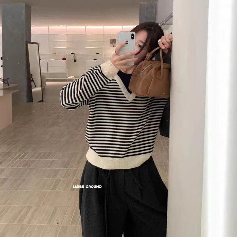 Contains 33% wool, Korean standard quality from imis*! 2026 autumn collection, wool blend, faux two-piece design, V-neck, color-blocked, loose-fitting long sleeves Contains 33% wool, Korean standard quality from imis*! 2026 autumn collection, wool blend, faux two-piece design, V-neck, color-blocked, loose-fitting long sleeves