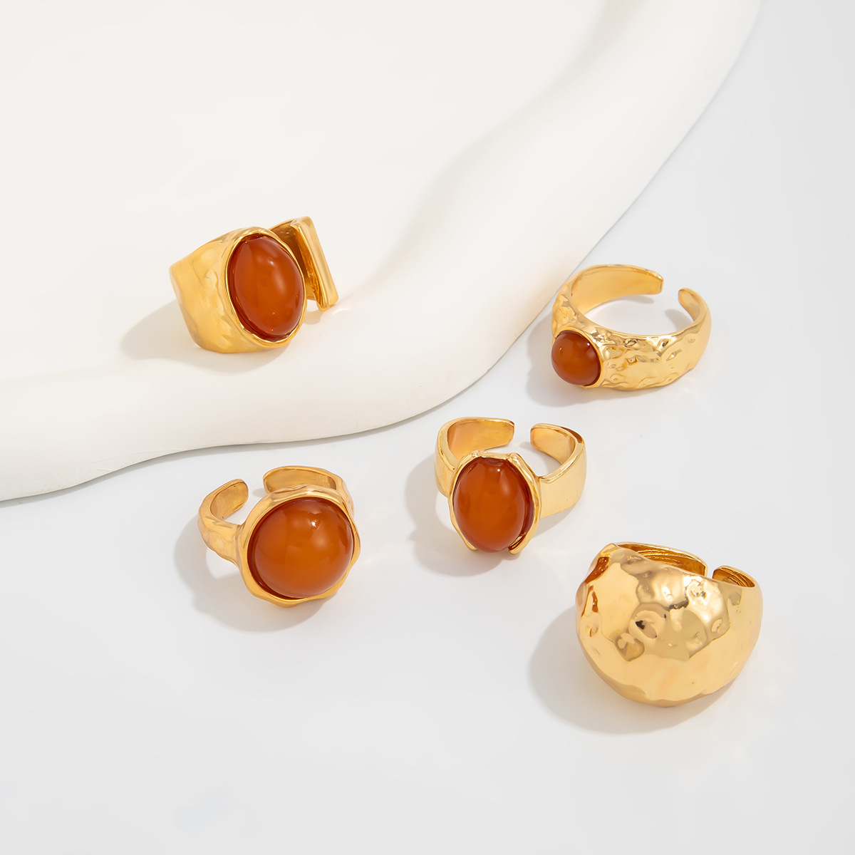 Grenzüberschreitender europäischer und amerikanischer gestapelter Einsatzstil Edelsteinringset für Frauen, Vintage-Metall gehämmerte Muster offener breiter Fingerring Schmuck.