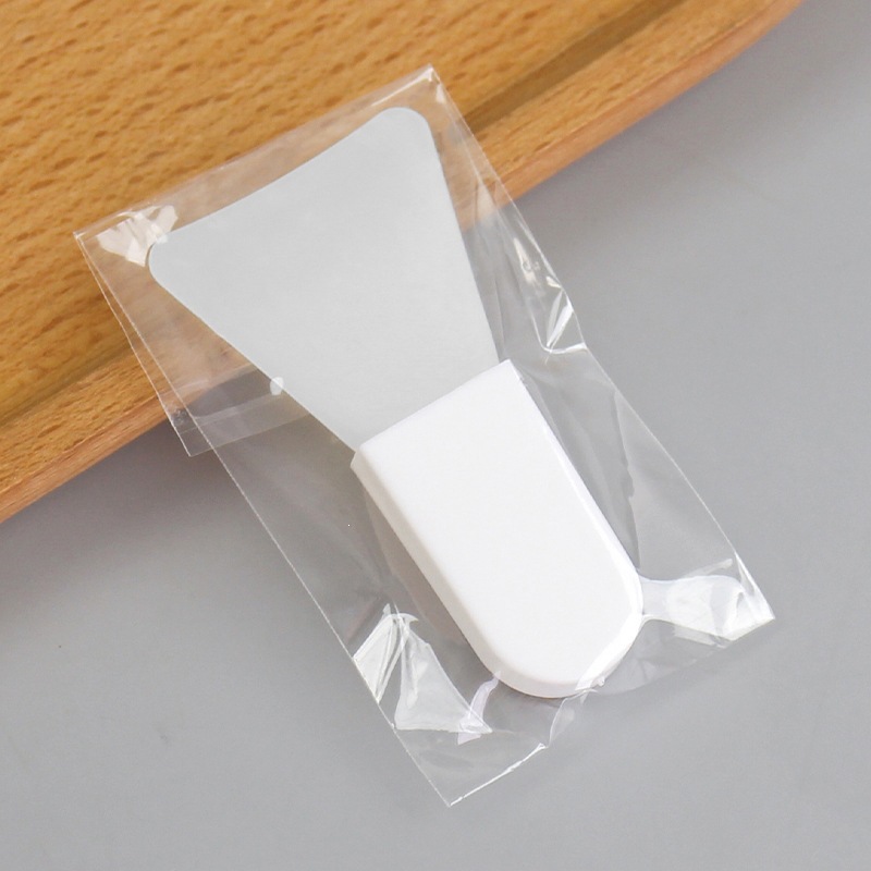 White pole: spade brush with short handle