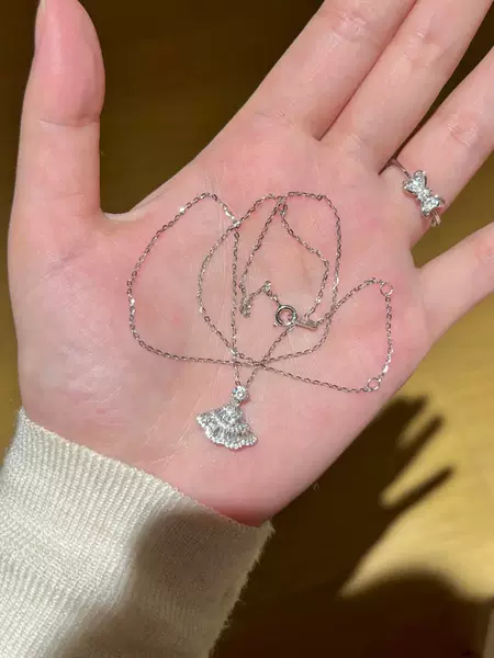 Princess's Dress Hem Necklace, Luxurious Clavicle Chain, Gift for Girlfriend on New Year and Valentine's Day, 2026 New Accessories