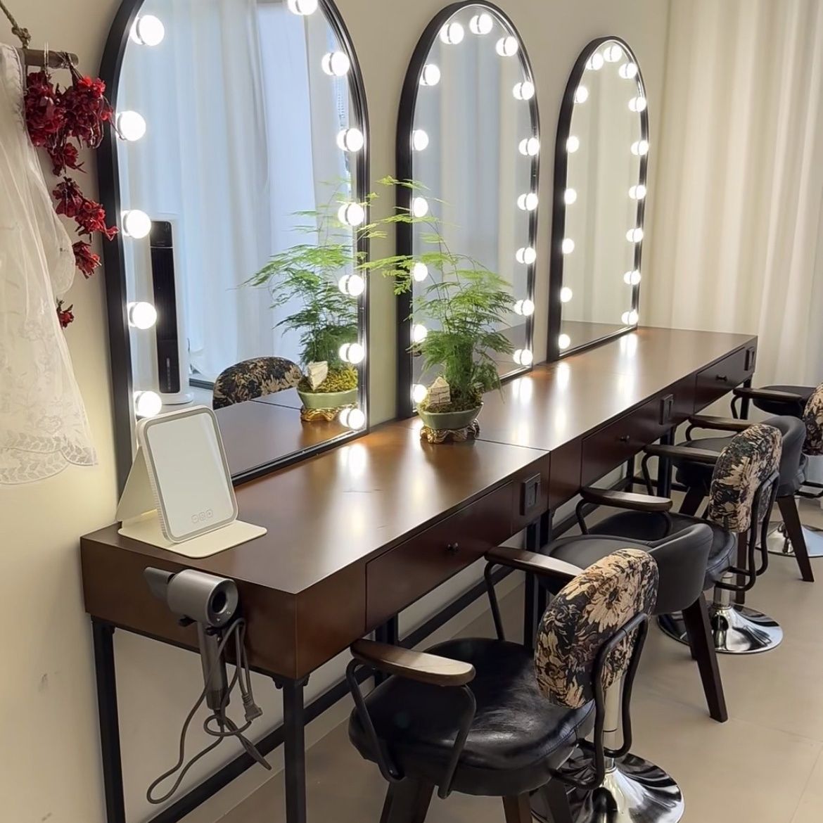 Photo Studio Professional Makeup Table with Lights, Beauty Salon Dressing Table, Wedding Dress Shop Makeup Studio Professional Dressing Table