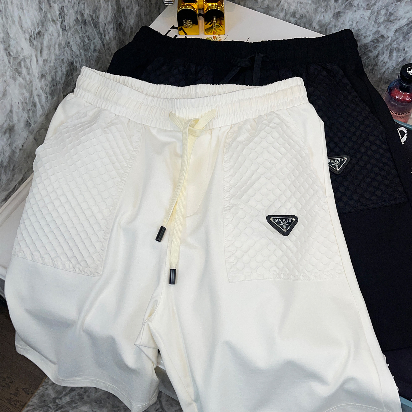 Summer Refreshing Men's Shorts White Versatile Classic Triangle Logo Design Honeycomb Pocket Casual Five-Point Pants