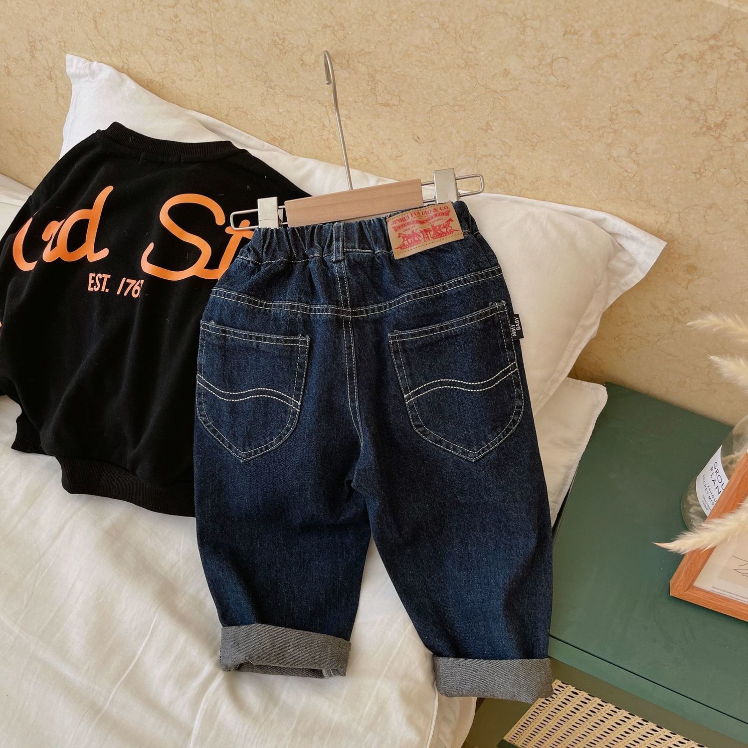 Hombres y niñas 2026 ropa de primavera y otoño pantalones infantiles de moda bebés nuevos pantalones vaqueros de estilo occidental pantalones de moda largos sueltos casuales image 2