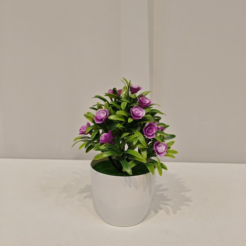 模擬緑の植物小さなバラの鉢植え小さな白いポットフラワーアレンジメントデスクトップ緑の葉のカラフルな花の装飾ハイエンド盆栽|undefined