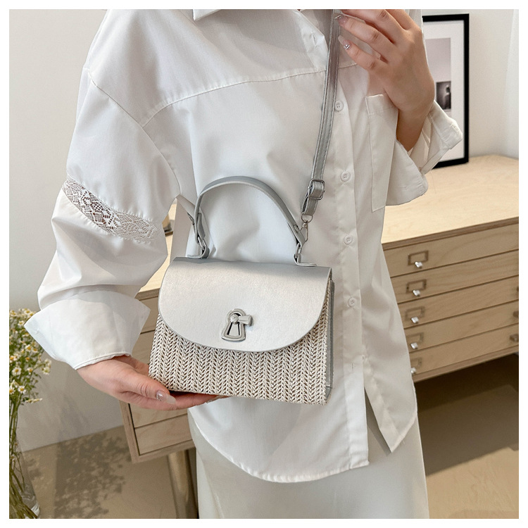 Color-Blocking-Hand-gehaltenes kleines Quadrat für Frauen 2024 neue Sommer koreanische Version modische Lock Gras gewebt lässig_voghion.com