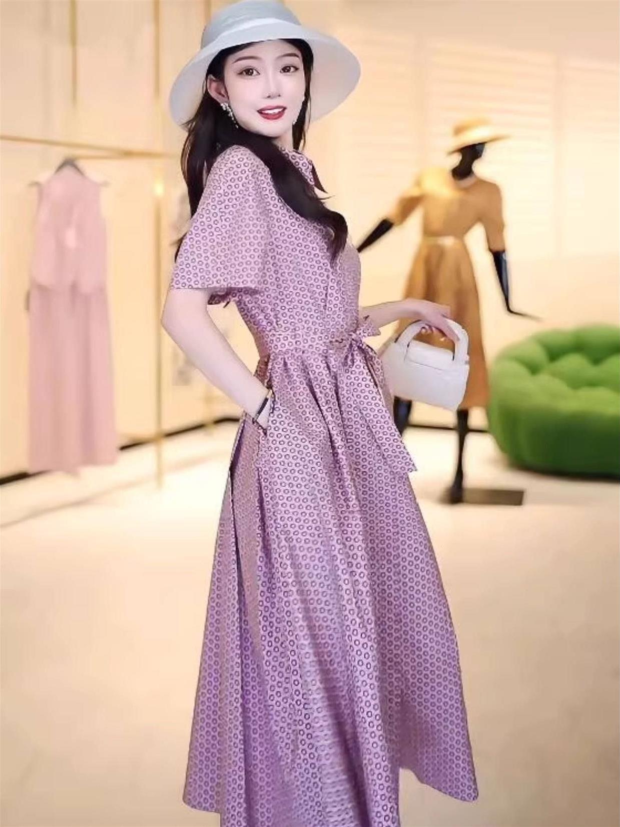 Đầm chấm bi tay ngắn kiểu Pháp cổ vuông eo thắt — bột hoa hồng pha lê