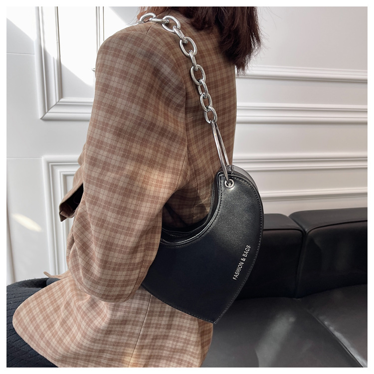 Women's Medium Pu Leather Heart Shape Vintage Style Heart-shaped Zipper Crossbody Bag display picture 4