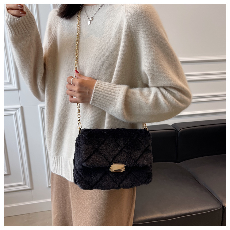 Plush Chain Shoulder Bag Lock Rhombus Women's Bag New 2021ins Furry Autumn And Winter Simplicity Fashion Small Square Bag display picture 6