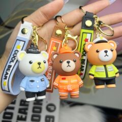 国境を越えたアニメ警察のベアーのキーホルダー消防士の人形ストラップ自動車の飾り人形機のプレゼント卸売り