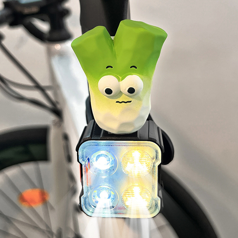 自転車ライトのヘッドライトの強い光の夜はテールライトに乗ります。|undefined