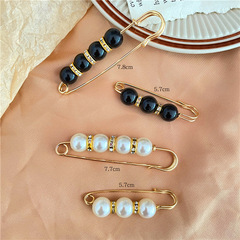 Make the waist smaller, adjust the tightness of the skirt, prevent the waist from slackening, prevent exposure, pin the clothes with a brooch or a pin for women