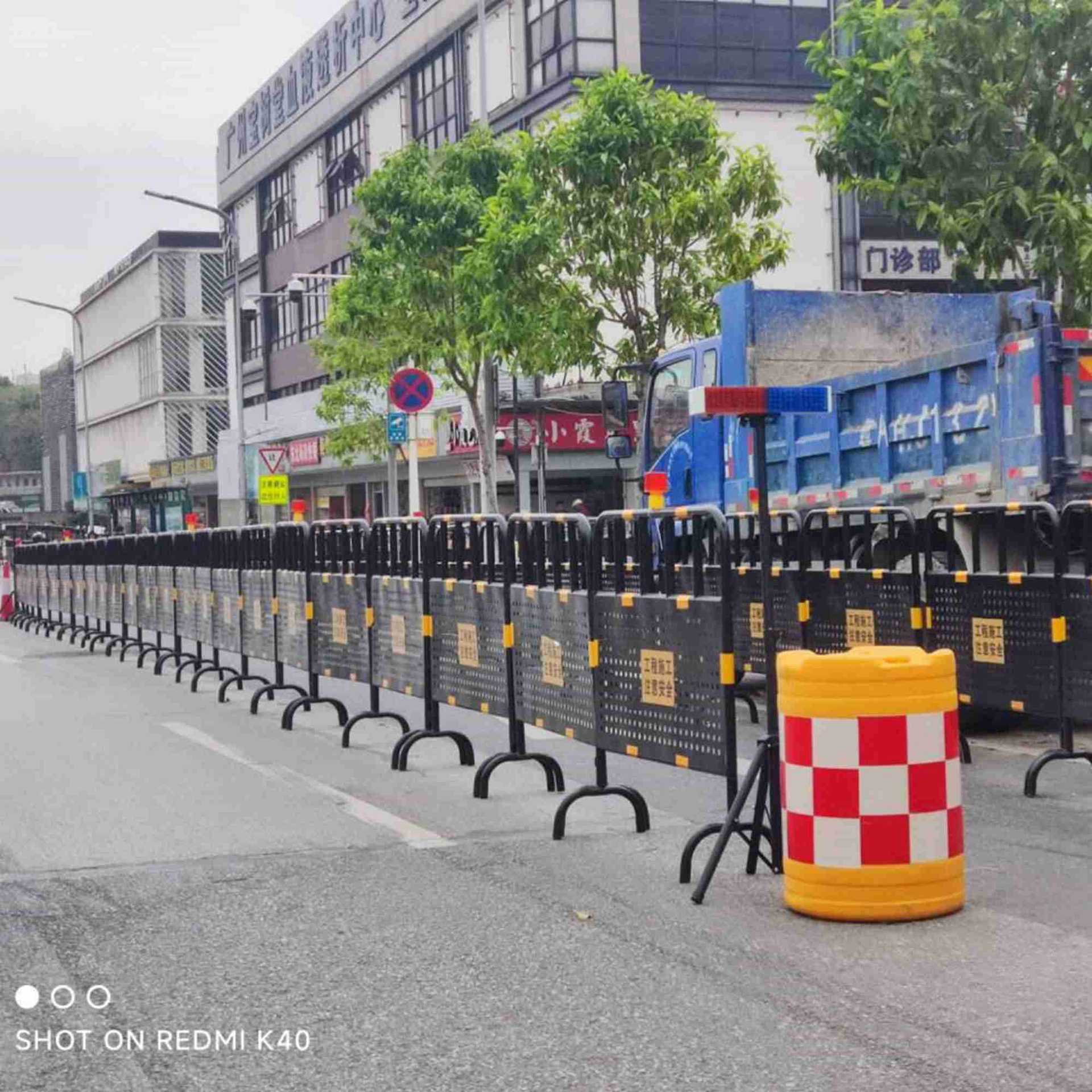 广州市政道路黄黑铁马工地施工交通隔离反光警示物资隔离安全围栏