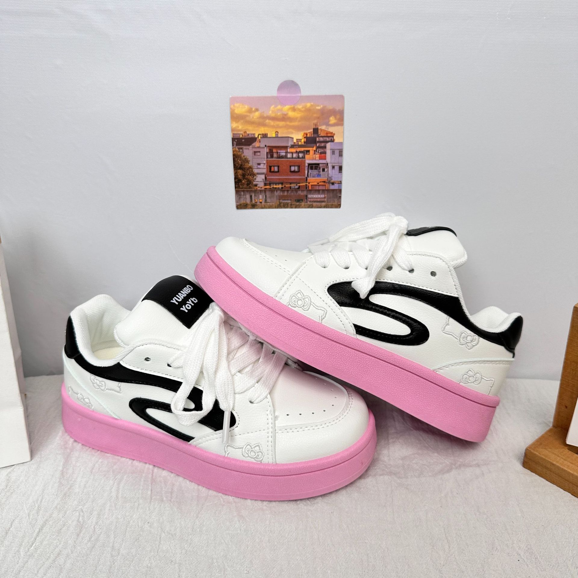 Yuanbo original blanco en polvo costura gato diseño zapatos de pan mujeres retro nicho zapatos de skate zapatos deportivos de suela gruesa en nombre del cabello