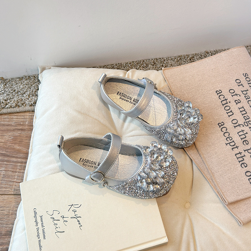 Zapatos de cuero para niñas 2025 primavera y otoño nuevos zapatos de espectáculo infantil para niñas zapatos de arco suaves zapatos de diamante princesa de moda