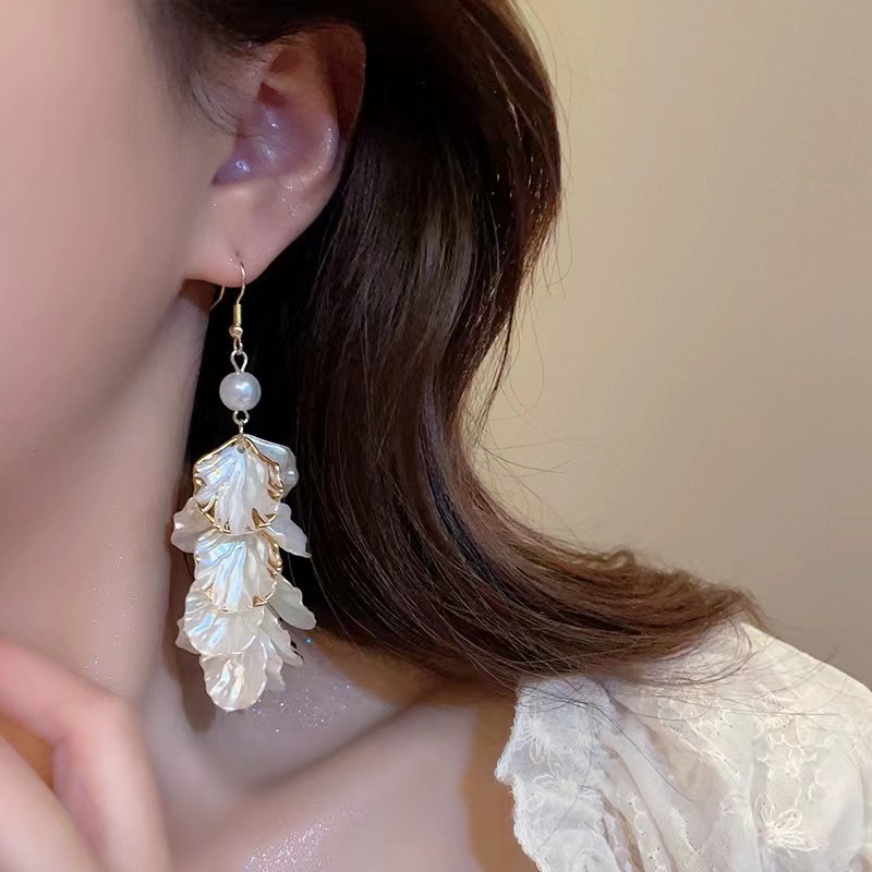 Brincos pendentes com pérolas e borlas de pétalas estilo francês_voghion.com