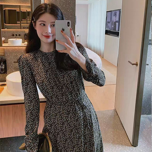 Tea-inspired floral long dress with an elegant and sophisticated vibe, suitable for spring. French vintage style, featuring a high-low hemline and a flattering waistline design for a slimming effect. Korean-style base layer dress.