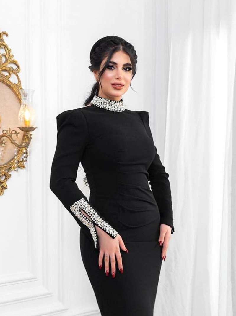 2026 Tiro real de temperamento e vestido versátil de renda com cauda de peixe de mangas compridas para mulheres na primavera e no outono, saia de quadril justa, saia longa