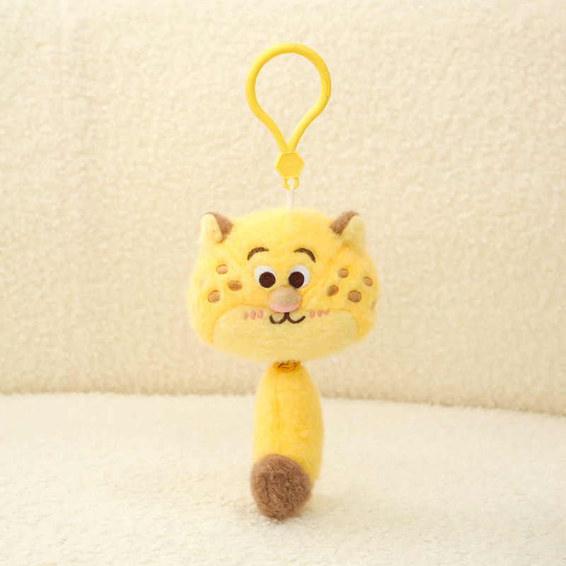 Genuine Disney autorizó la nueva muñeca de peluche Strawberry Bear Pooh Stitch juguete colgante de tres ojos